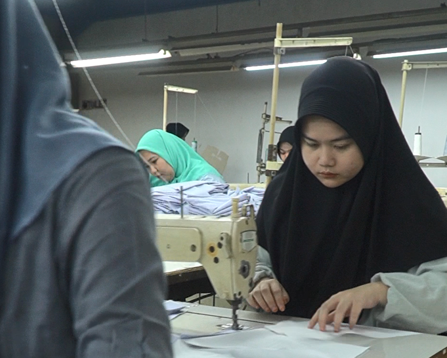 buruh jahit V-Tex yang sedang menjahit