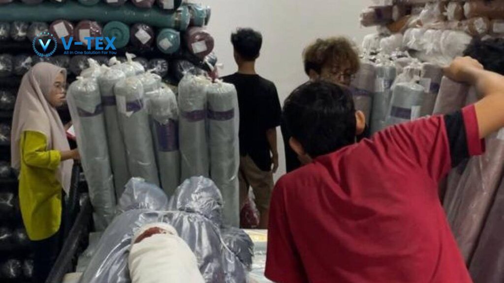 Proses Pengambilan Kain di Gudang V-Tex.